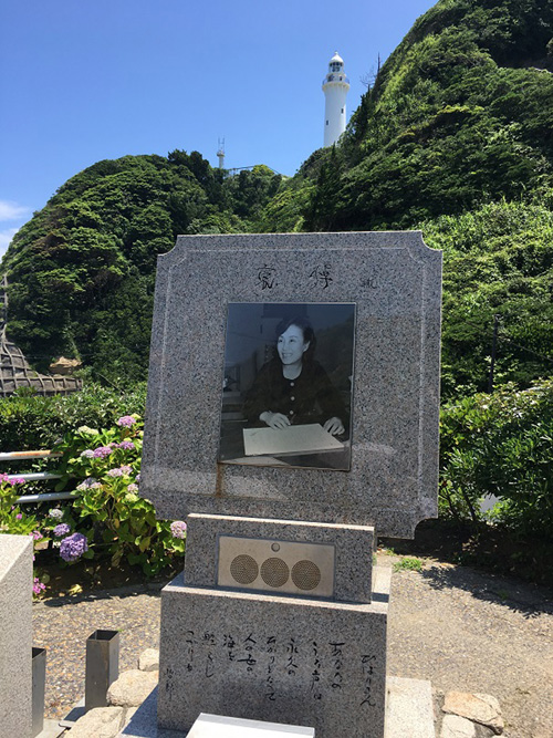 『みだれ髪』歌碑・遺影碑