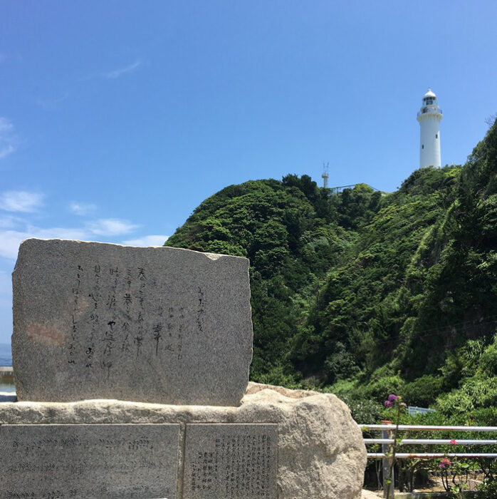 灯台と美空ひばり歌碑(みだれ髪)