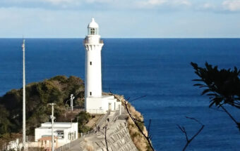 いわき市の塩屋岬に立つ“のぼれる灯台”「塩屋埼灯台」